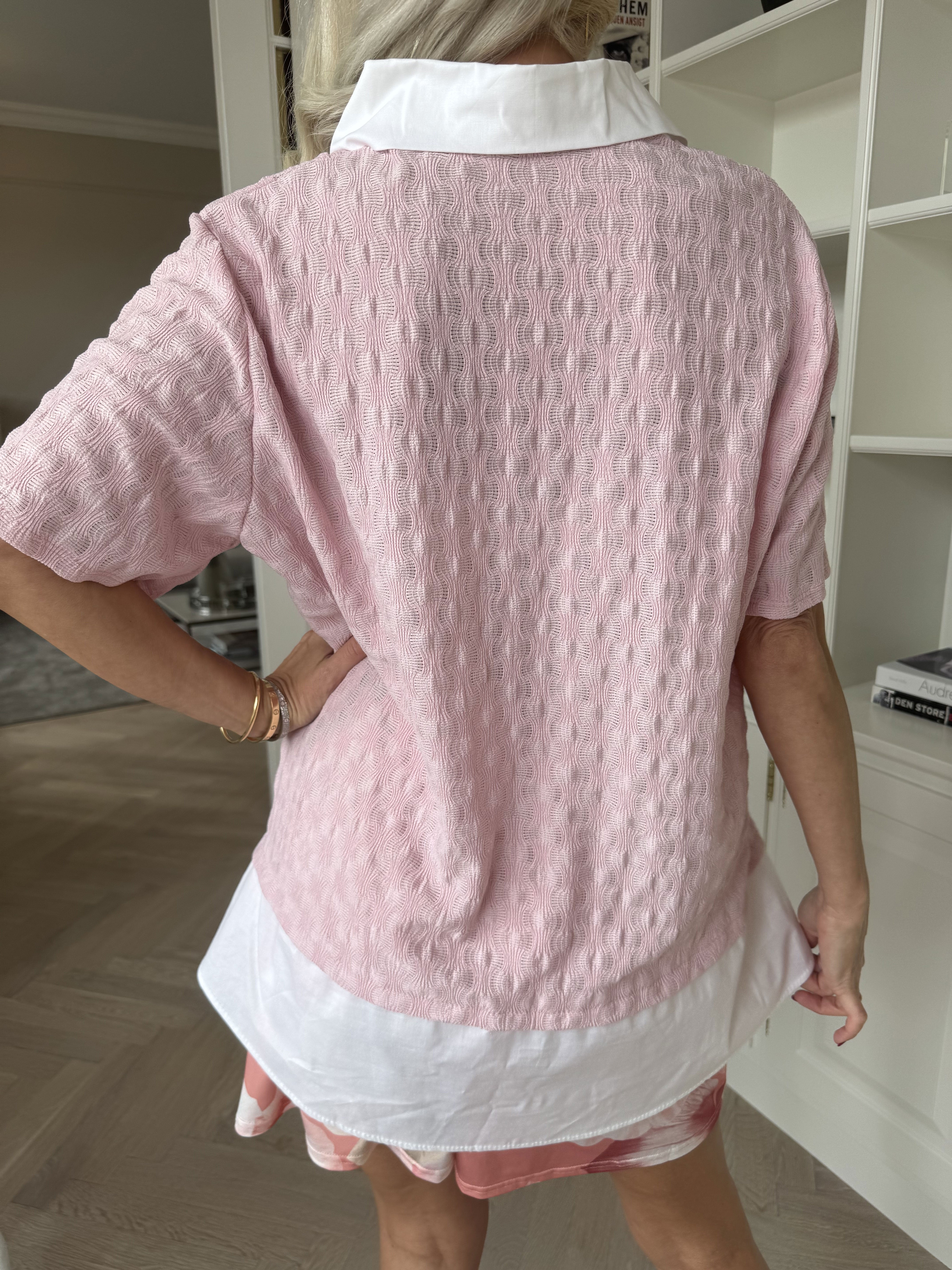 Shandel - Sød stretchy bluse med skjortedetaljer